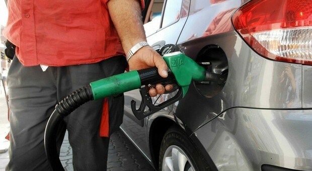 Prezzi non esposti e non regolari: multe per i distributori di benzina in Puglia