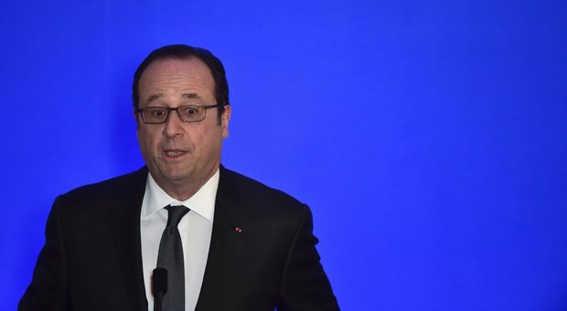Spari durante il discorso di Hollande: tiratore scelto è inciampato