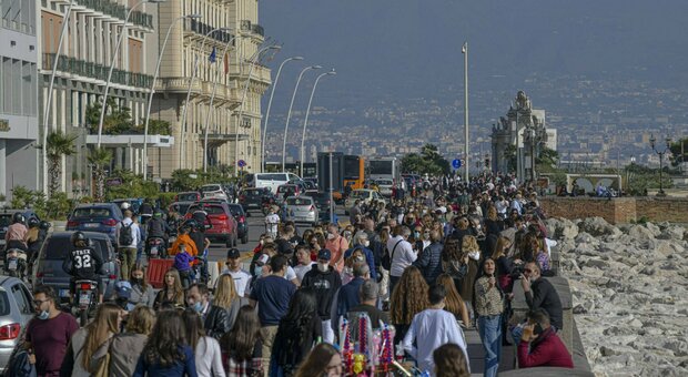 Coronavirus a Napoli, la prefettura al sindaco: 40 luoghi a rischio contagi