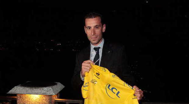 Ciclismo, Nibali consegna la maglia gialla alla famiglia di Pantani