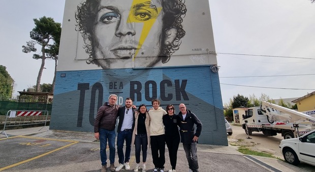 Valentino Rossi autografa il murale che il Comune gli ha dedicato: Tavullia diventerà un museo a cielo aperto del Dottore
