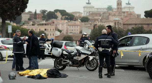 Motociclista ucciso al Circo Massimo, la Municipale cerca testimoni