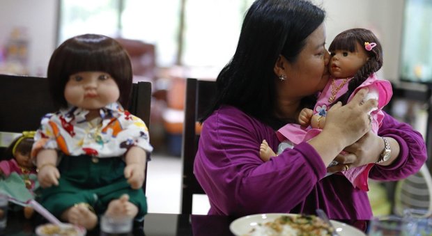 Papà e mamma “in bambola”: le “child angels” hanno invaso la Thailandia e sono pronte a sbarcare in Europa