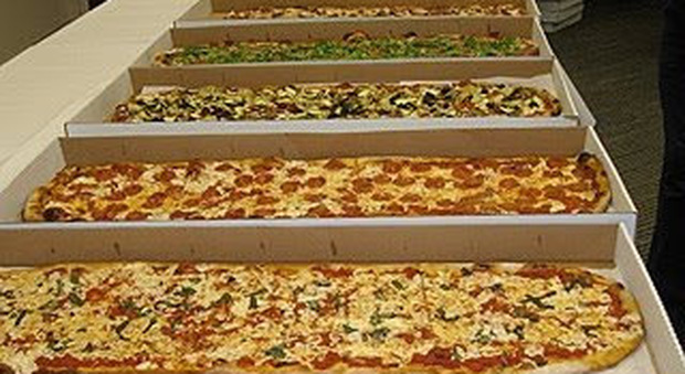 Carpi, pizzaiolo licenziato ordina otto metri di pizza per vendetta