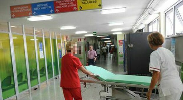 Medico positivo al Covid al lavoro in ospedale ad Alessandria: «Solo influenza...»