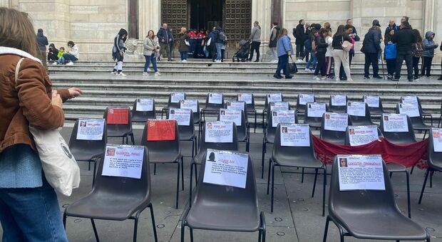 Al Duomo di Napoli 106 sedie vuote per ricordare le vittime di femminicidi