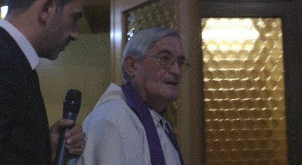 Don Franco Reverberi, chi è il prete accusato di torture e omicidi in Argentina. Nordio nega l'estradizione: «E' anziano»