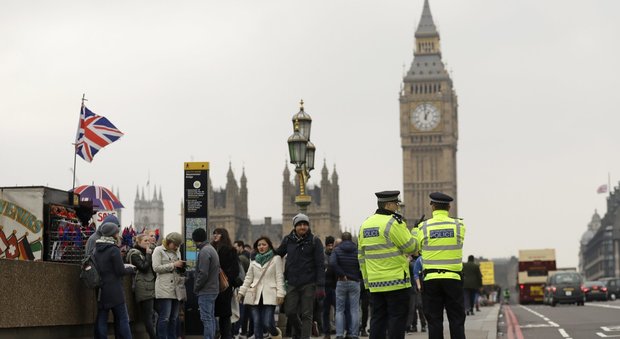 Attacco Londra, bufera sul capo di Scotland Yard: "Tra i primissimi a scappare da Westminster"