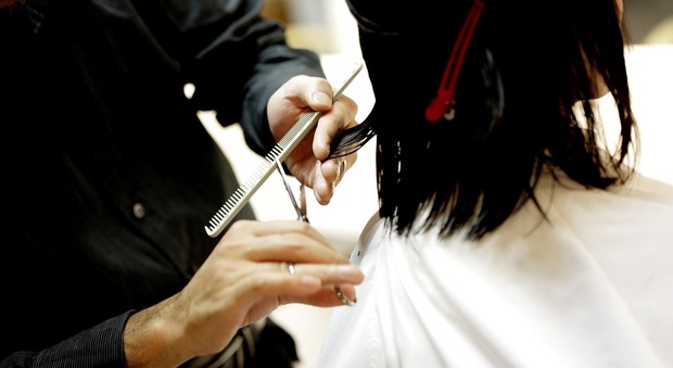 Rasoi sporchi e negozio indecoroso: sigilli al parrucchiere cinese