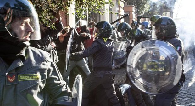 Sciopero, scontri e cariche a Roma: 3 arrestati, 15 fermati, 100 denunciati