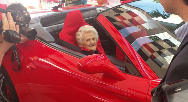 La signora Ida Reggiani di 104 anni a bordo della Ferrari California