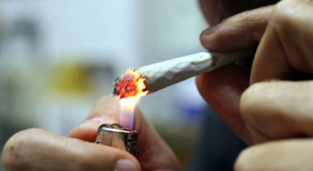 Fumano marijuana vicino ai tubi di aerazione del ristorante dove cenano i carabinieri: due arresti