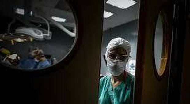 Il Covid declassa i malati di tumore: rinviato il 99% delle operazioni chirurgiche. Mammella e prostata senza cure
