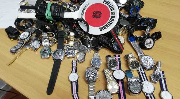 Napoli, falsi orologi di lusso in vendita vicino alla stazione: sequestrati