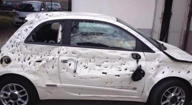 Milano, follia a Lissone: l'auto non parte e lui la distrugge a picconate
