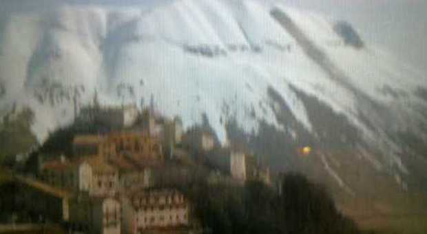Castelluccio, valanga di neve si stacca dal monte Vettore