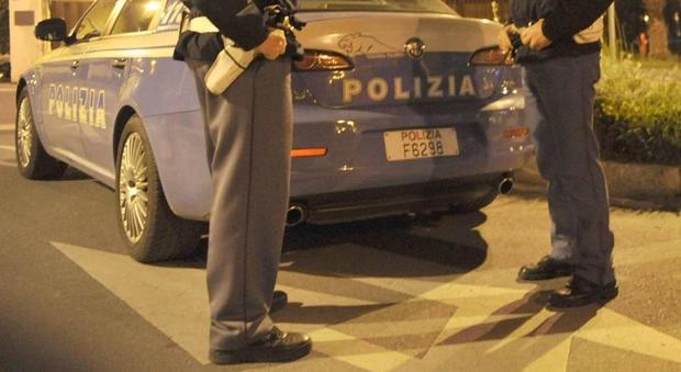 Sparatoria nella notte a Torino, morto un 39enne: è caccia ai due killer