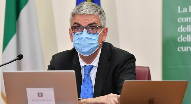 Covid, Brusaferro (Iss): «Età media contagiati scesa a 43 anni, primi effetti dei vaccini»
