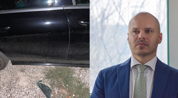 FURTO L’auto forzata con il finestrino rotto e, a lato, il sindaco di Cona Alessandro Aggio che ha denunciato l’episodio