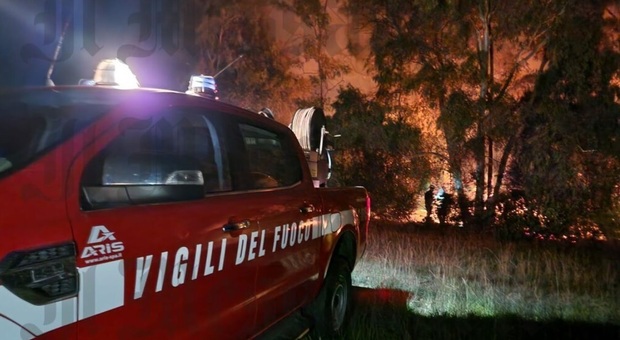 Incendio in via Bassianese, brucia un bosco il giorno di Ferragosto