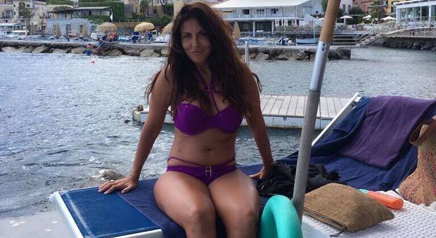 Sabrina Ferilli in formissima in bikini a Ischia dopo il terremoto: "Dove si mangia troppo bene..."