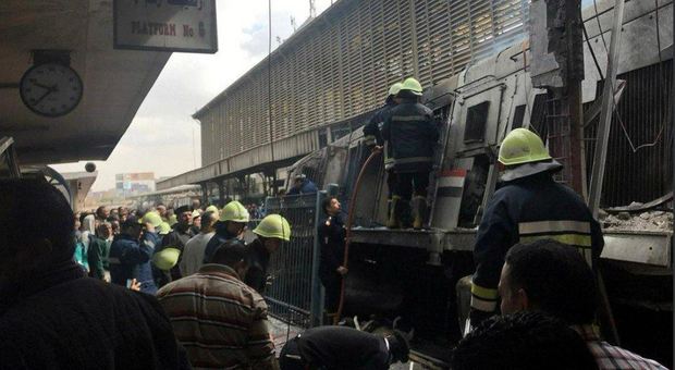 Cairo, treno non si ferma in stazione e sfonda i respingenti: 20 morti e 40 feriti