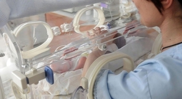 Azzurra muore a un mese dalla nascita. I genitori: «Vogliamo sapere la verità». Indagati sei medici