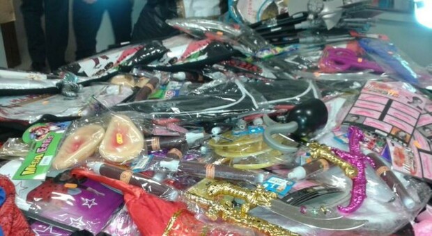 Giulianova, le mamme scelgono le maschere di Carnevale: le ladre derubano la titolare del negozio