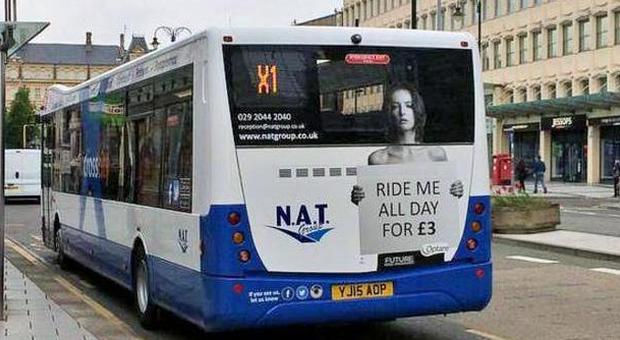 la pubblicità dietro gli autobus della compagnia NAT