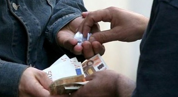 Arrotonda la pensione con lo spaccio di droga: 69enne arrestato dai carabinieri