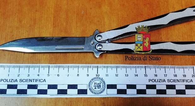 Giovani in giro con coltelli in provincia di Napoli: sequestri e denunce per due minori e 18enne