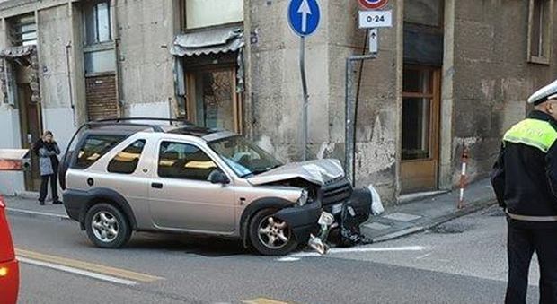 Al volante di una Land Rover colpito da infarto, si schianta contro un'auto in sosta