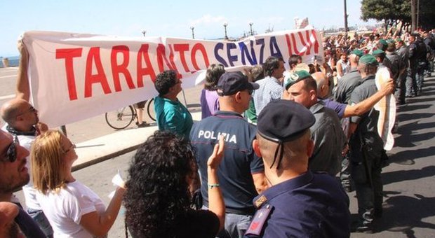 Renzi contestato a Taranto: "Buffone, buffone". Sul Gargano: "Il governo farà la sua parte"