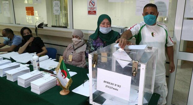 Algeria al voto per elezioni legislative anticipate. Ma c'è chi chiede il boicottaggio