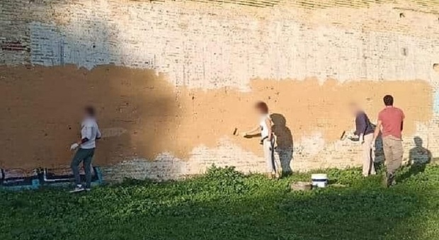 Ancona, mura storiche riverniciate: «Non chiederemo i danni»