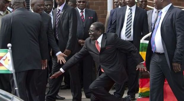 Mugabe, la caduta in aeroporto del presidente dello Zimbabwe diventa virale