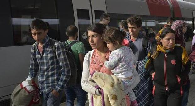 Migranti in bus arrivano al confine ungherese: Austria e Germania aprono le frontiere