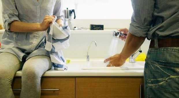 Non lava i piatti e non pulisce la casa la convivente lo gonfia di botte