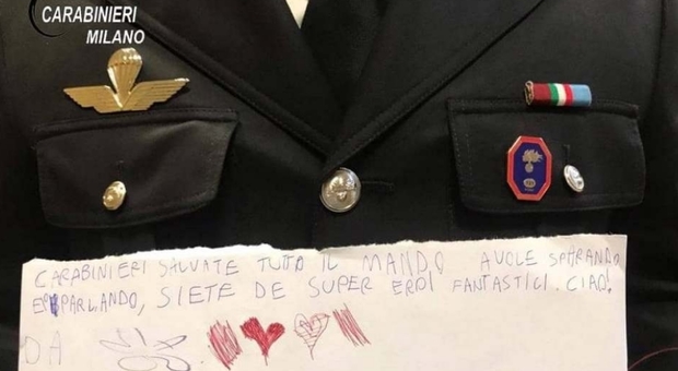 «Carabinieri salvate tutto il mondo. Siete dei super eroi»: bimbo di 8 anni accoglie così i militari che arrestano il papà per maltrattamenti
