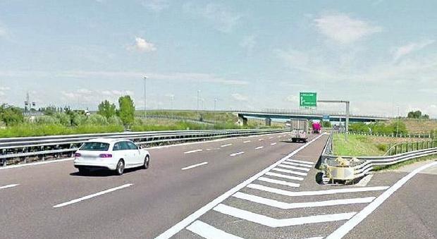 Ciclista imbocca l'autostrada A27 e perde i sensi a causa del caldo