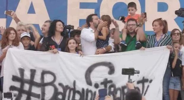 Pontida, Salvini sulla bimba di Bibbiano sul palco: «Chi se ne frega delle critiche»