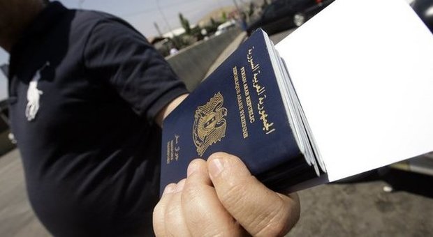 Ancona, arrestati tre siriani con passaporti falso