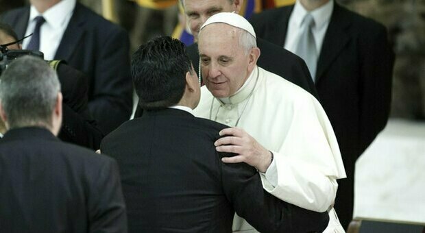 Maradona, Papa Francesco prega per Diego. «Ripensa a lui con affetto»