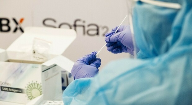 Covid a Napoli, tamponi rapidi antigenici anche nei laboratori privati: ecco quanto costano