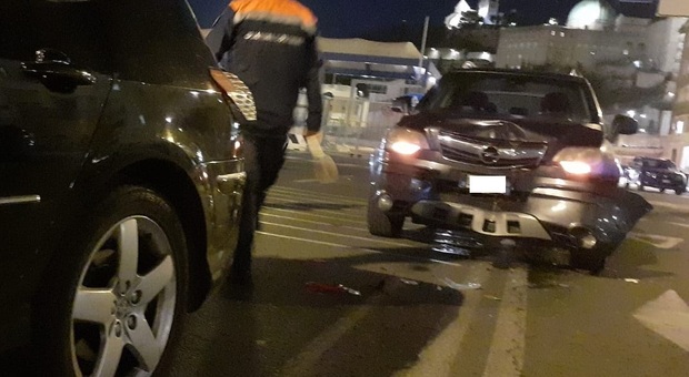 Ancona, tamponamento tra due auto: soccorso al porto un 54enne