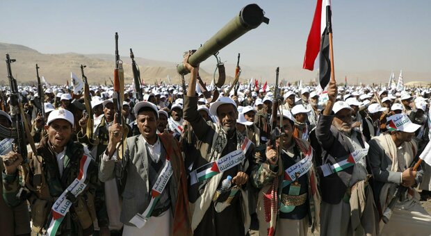 Crisi del Mar Rosso, la minaccia degli Houthi: «Agiremo contro la task force guidata dagli Stati Uniti»