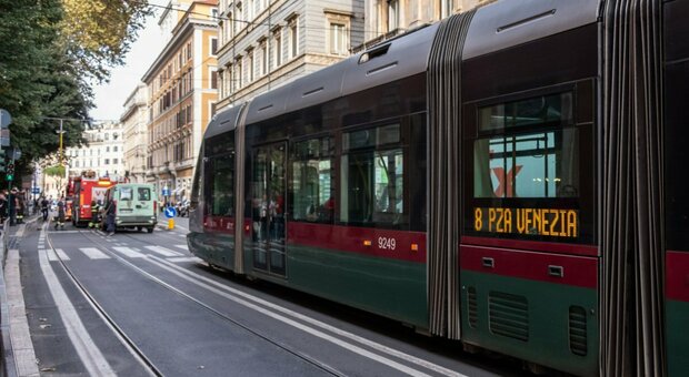 Roma, scontro tra taxi e tram in viale Trastevere: circolazione bloccata