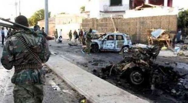 Mogadiscio, attacco Al-Shabaab in due alberghi: morti e feriti