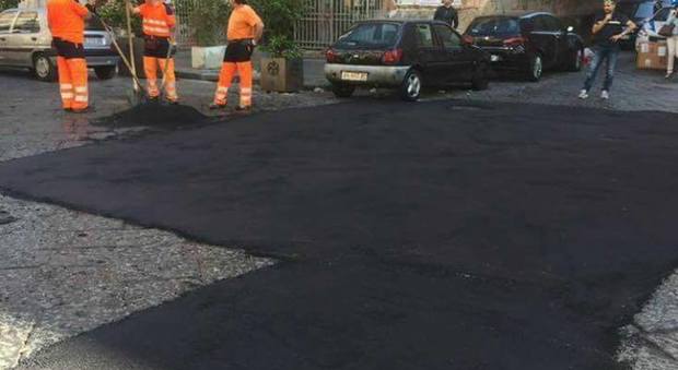 Napoli, al Borgo l'asfalto per il basolato, scoppia la polemica. «Sarà rimosso»