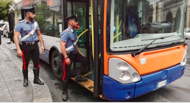 Ruba cellulare ma resta bloccato sull'autobus: arrestato alla fermata